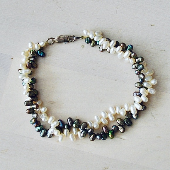 Elegant Pearl Bracelet - Picture 1 of 3